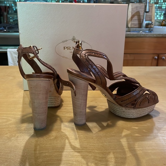 Prada - Picture 4 of 6